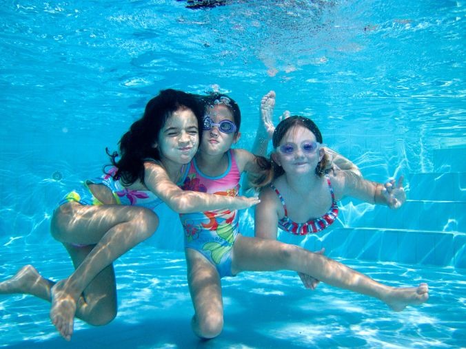 kids-underwater-in-pool